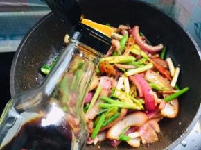 放入生抽翻炒均匀！