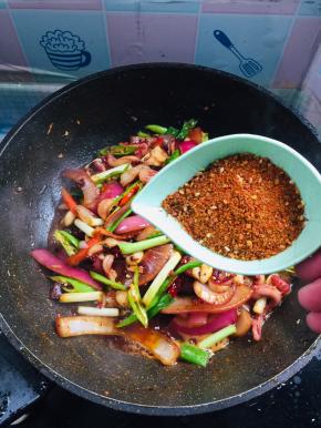 放入万能烧烤撒粉炒匀！