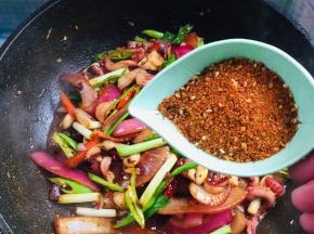 放入万能烧烤撒粉炒匀！