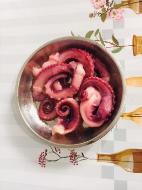 买回来的鱿鱼须解冻后清洗干净备用！