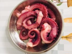 买回来的鱿鱼须解冻后清洗干净备用！