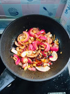 放入洋葱翻炒片刻！