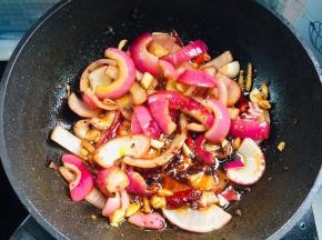放入洋葱翻炒片刻！