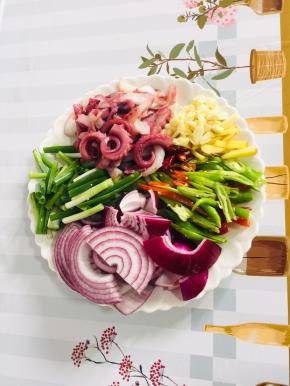 鱿鱼须改刀切成段，洋葱切成块，青红辣椒切成块，葱切成段，干辣椒切段，蒜瓣拍碎，生姜切成丝备用！