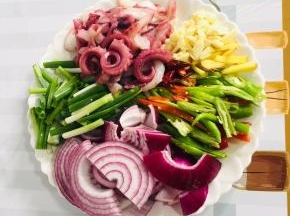 鱿鱼须改刀切成段，洋葱切成块，青红辣椒切成块，葱切成段，干辣椒切段，蒜瓣拍碎，生姜切成丝备用！