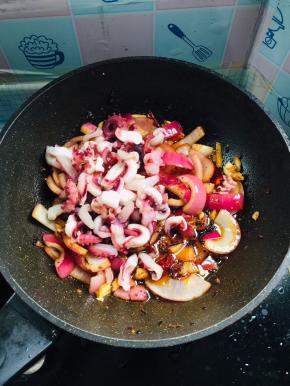 放入鱿鱼须翻炒均匀！