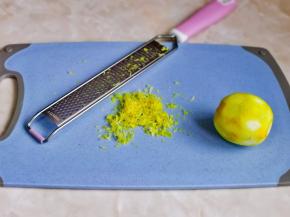 柠檬冷水冲洗，用盐搓后冲洗干净，再用果蔬刨丝器将柠檬皮刨丝，不要刨到柠檬的白色处呦，只要薄薄的一层皮。