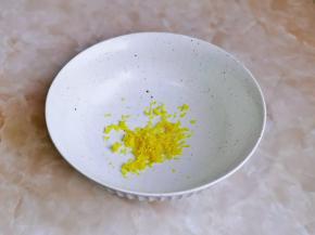 柠檬丝放入器具中，加入白砂糖腌渍5分钟。