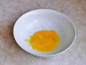 再加入全蛋液，手动打蛋器打至均匀。