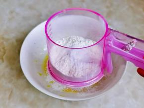 筛入低筋面粉（不可以省略）手动打蛋器呈Z字手法拌均匀且无干粉。