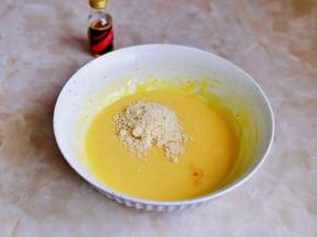 再加入杏仁粉，滴入香草精，充分拌匀。