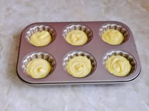 模具中刷上一层薄薄的玉米油，蛋糕糊挤入模具中7-8分满即可。（这个量6连模具正好）