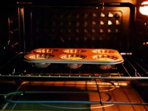 将模具入烤箱中层，上管175度下管165度烤15～18分钟。(具体温度及时间请根据自家烤箱性能另定）