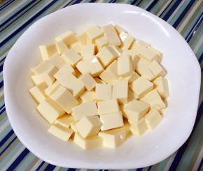 豆腐切成大小均匀的块状