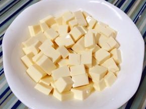豆腐切成大小均匀的块状