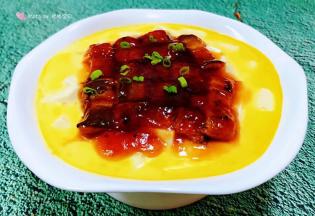 蒸好的鳗鱼豆腐鸡蛋羹撒上香葱粒就大功告成了