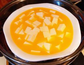 锅中烧开水放入盖好保鲜膜蛋液豆腐大火蒸十分钟