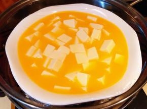 锅中烧开水放入盖好保鲜膜蛋液豆腐大火蒸十分钟