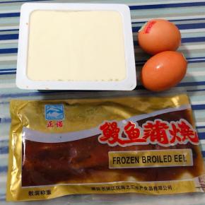 准备原材料鸡蛋、豆腐、鳗鱼
