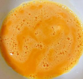 鸡蛋打入碗中搅散