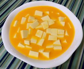 蛋液均匀的淋在豆腐上面