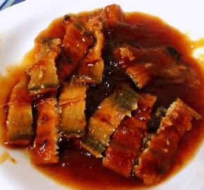 取出鳗鱼切成宽三厘米左右的条状