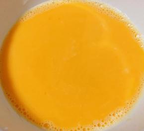 兑入1:1的温水同时放入盐和味精搅拌均匀