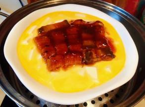 依次摆上鳗鱼条中火蒸五分钟即可