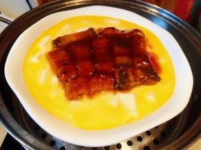 依次摆上鳗鱼条中火蒸五分钟即可