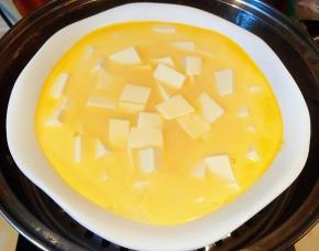 豆腐蛋羹蒸至八分熟取下保鲜膜