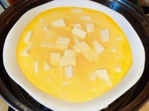 豆腐蛋羹蒸至八分熟取下保鲜膜