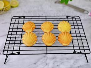 注意观察颜色哈，戴上隔热手套取出烤盘，趁热脱模放晾架上晾凉。