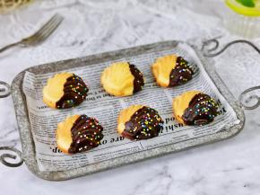 再沾上巧克力酱，撒上彩色糖珠就好啦。