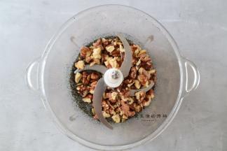 将黑芝麻和细砂糖放入料理机里搅碎之后，再放入核桃和南瓜子搅拌5秒钟，有大的粗颗粒感就可以了，不要搅拌成泥状了就没口感了。