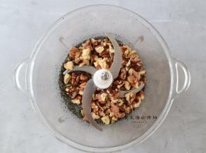将黑芝麻和细砂糖放入料理机里搅碎之后，再放入核桃和南瓜子搅拌5秒钟，有大的粗颗粒感就可以了，不要搅拌成泥状了就没口感了。