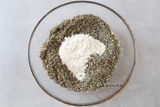 把搅好的坚果碎倒在大一点的碗里，倒入糯米粉和花生油，先搅拌均匀，最后倒入开水，快速拌匀，开水是为了让糯米粉的粘性更佳，馅才好成团。