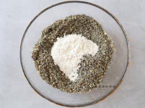 把搅好的坚果碎倒在大一点的碗里，倒入糯米粉和花生油，先搅拌均匀，最后倒入开水，快速拌匀，开水是为了让糯米粉的粘性更佳，馅才好成团。