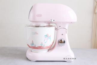 分别将酥皮和油酥的食材放入ACA厨师机里面揉成面团，酥皮要揉出膜为佳，油酥直接团成团就可以了。