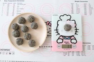 把馅分成10份，用手握紧实后再团圆，盖住保鲜膜防止水分挥发备用。