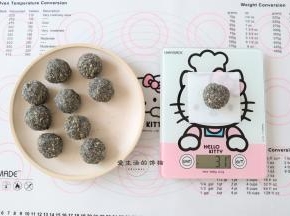 把馅分成10份，用手握紧实后再团圆，盖住保鲜膜防止水分挥发备用。