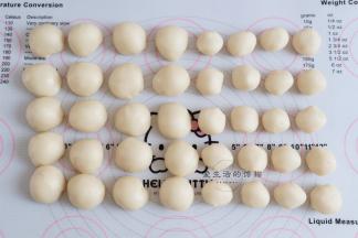 取出来后分别将酥皮和油酥分成10等份，我是多做了一倍的量来多蛋黄酥，一个酥皮大概是20克左右，油酥是11克。