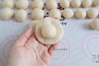 去一个酥皮压扁，包入一个油酥，收口要捏紧。