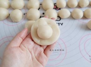 去一个酥皮压扁，包入一个油酥，收口要捏紧。