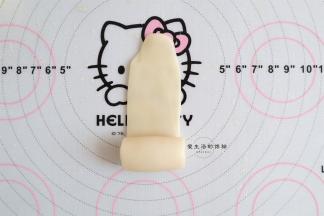 取一个面剂，收口朝上擀长，卷起来，再盖住松弛15分钟，重新操作一次擀开卷起，擀卷就完成了。学厨的硅胶垫特别好用！