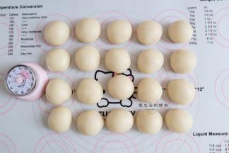 全部包好后，盖上保鲜膜防止干燥，静置松弛15分钟，这个时间不能省，不然很容易破酥。