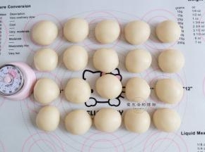 全部包好后，盖上保鲜膜防止干燥，静置松弛15分钟，这个时间不能省，不然很容易破酥。