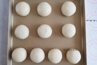 全部做好后放在烤盘上，稍压扁一一些，用印章沾着红曲粉水盖上，我家只有红双喜了，就将就用着，没想到也很喜庆！