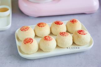 烤箱上下管175度预热好，把做好的月饼胚放进中层，上下火烤25分钟左右，表面酥松变得微黄就可以出炉了！