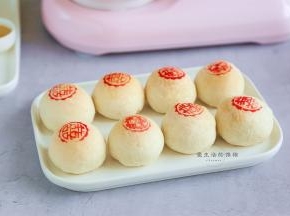 烤箱上下管175度预热好，把做好的月饼胚放进中层，上下火烤25分钟左右，表面酥松变得微黄就可以出炉了！