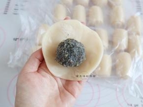 擀好的面剂取一个压扁擀开，包入芝麻核桃馅，团起来捏紧收口，要是收口难粘住，可以沾少许的清水协助。